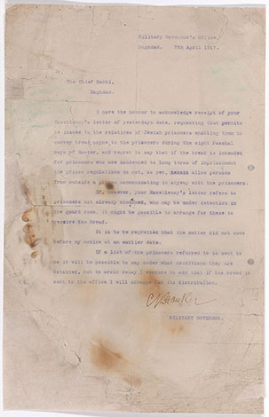 اليسار: رسالة من مكتب الحاكم العسكري البريطاني في بغداد إلى الحاخام الأكبر فيما يتعلق بطلب توفير الخبز غير المختمر (الفطير) للسجناء اليهود أثناء عيد الفصح, 1917