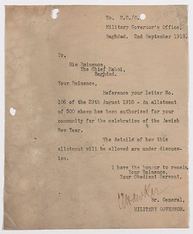  اليمين: رسالة من مكتب الحاكم العسكري البريطاني في بغداد إلى الحاخام الأكبر بشأن تخصيص الأغنام لروش هاشناه, السنة العبرية الجديدة, 1918
